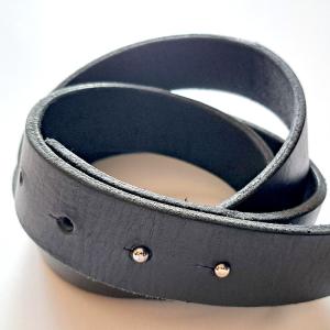 Juodas odinis diržas.